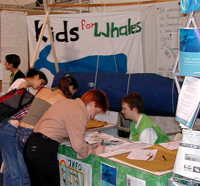 am Greenpeace-Stand auf der Jugendmesse you; Foto: privat