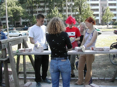 Schülerinnen und Schüler der Kurt-Schwitters-OS bereiten die Ziegel für die Gedenksteine vor.; Foto: privat