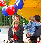 Mai-Fest im Bötzow-Viertel im Prenzlauer Berg, begehrte Luftballons; Foto: Elke Brosow