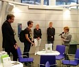 Gespräche am Info-Punkt des Bundestages auf der IFA; Foto: Axel Hildebrandt