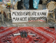 Menschenrechte kann man nicht herbei bomben; Foto: Axel Hildebrandt