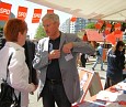 Auf dem Marzahner Frühlingsfest mit dem SPD-Konkurrenten Rudolf Kujath; Foto: Elke Brosow