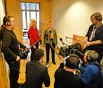 Dagmar Enkelmannund Petra Pau nach den Verhandlungen zum NSU-Untersuchungsausschuss; Foto: Axel Hildebrandt