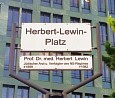 Gedenken an jüdische Ärzte - Herbert-Lewin-Platz; Foto: Axel Hildebrandt